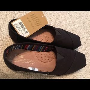 Black canvas Toms size 7.5